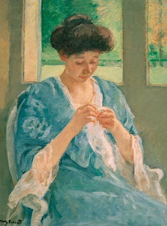 Junge Frau in blauem Kleid sitzt nähend vor einem Fenster – Mary Cassatt Augusta Sewing before a Window Kunstkopie
