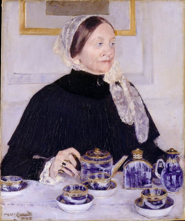 Ältere Dame mit Spitzenhaube in schwarzem Kleid am Teetisch mit blauem Geschirr – Mary Cassatt Dame am Teetisch Kunstkopie