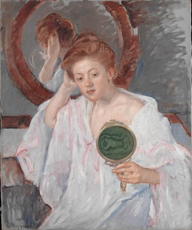 Rothaarige Frau im weißen Morgenmantel mit Handspiegel – Mary Cassatt Denise an ihrem Frisiertisch Kunstkopie