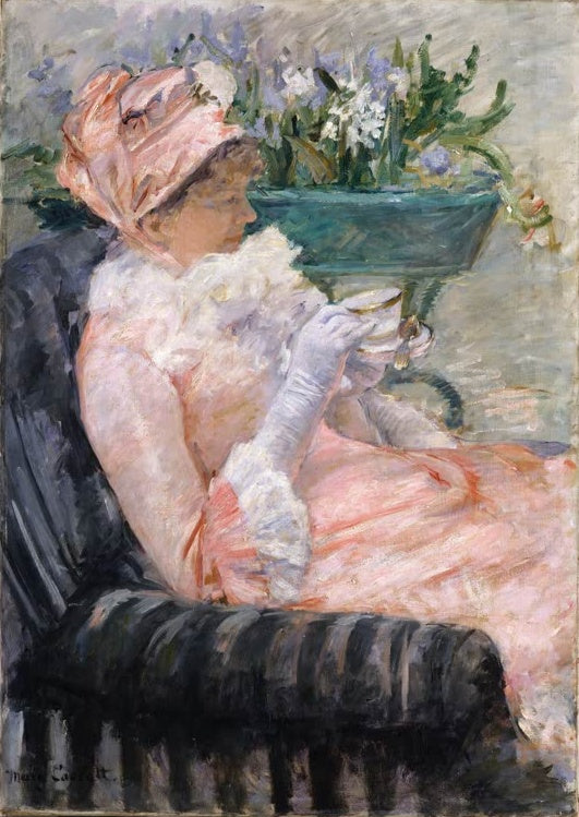 Elegante Frau in rosa Kleid mit Haube und weißen Handschuhen hält eine Teetasse – Mary Cassatt Die Tasse Tee Kunstkopie