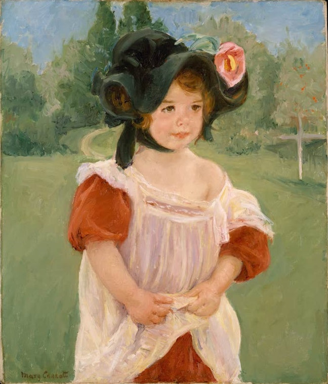 Kleines Mädchen mit großem dunklem Hut im grünen Garten – Mary Cassatt Frühling: Margot steht in einem Garten Kunstkopie