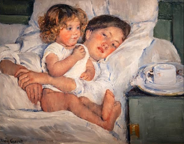 Mutter und Kleinkind in weißen Kissen eines Bettes, daneben eine Tasse – Mary Cassatt Frühstück im Bett Kunstkopie
