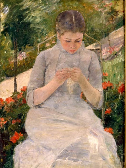 Junge Frau in hellem Kleid näht im sonnigen Garten zwischen roten Blumen – Mary Cassatt Jeune fille au jardin Kunstkopie