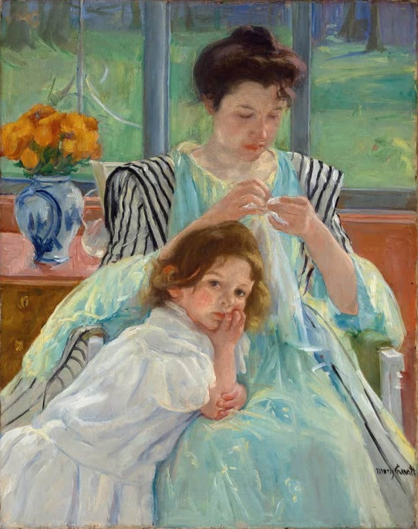 Junge Mutter in blauem Kleid näht, ihr Kind lehnt sich an sie – Mary Cassatt Junge Mutter beim Nähen Kunstkopie