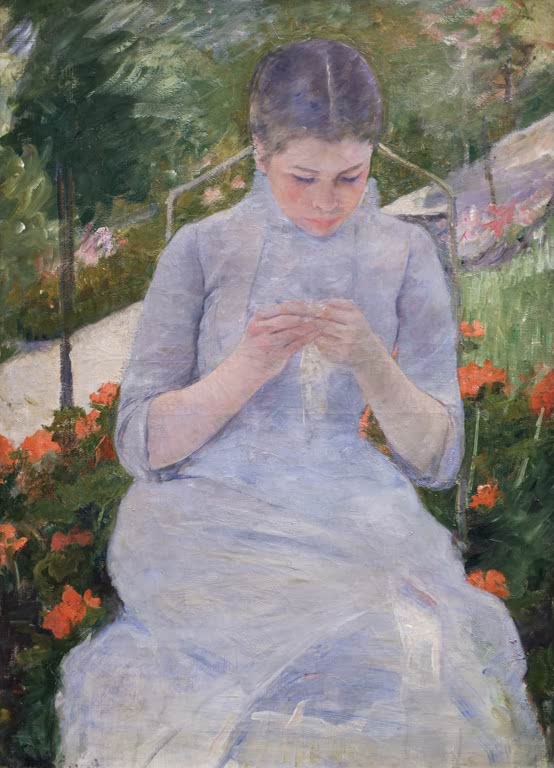 Junge Frau in hellblauem Kleid näht im Garten zwischen roten Blumen – Mary Cassatt Junges Mädchen im Garten Kunstkopie