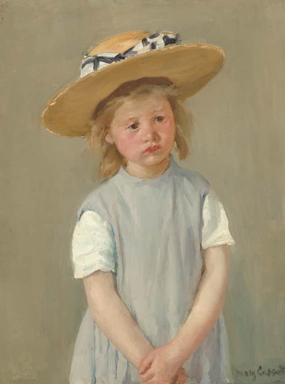 Kind mit breitkrempigem Strohhut und grauem Kleid steht mit gefalteten Händen – Mary Cassatt Kind mit Strohhut Kunstkopie