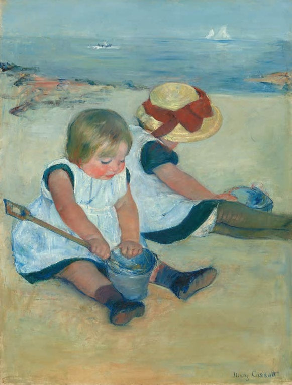 Zwei Kinder spielen mit Eimer und Schaufel am Strand, dahinter das Meer – Mary Cassatt Kinder spielen am Strand Kunstkopie