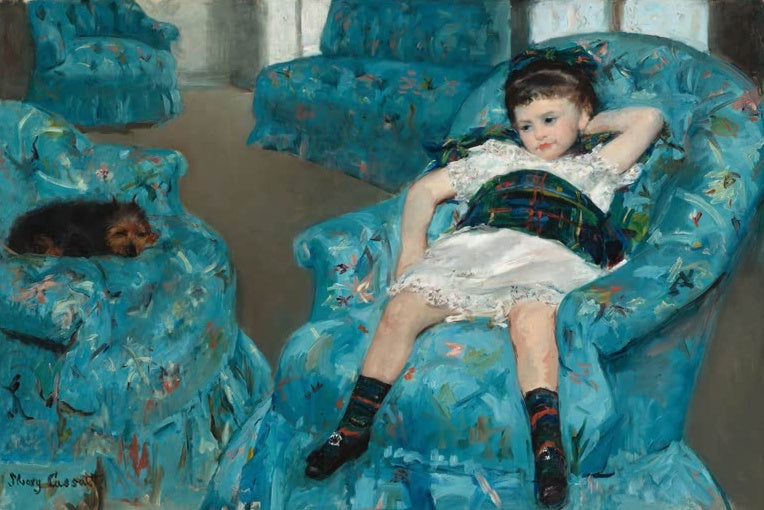 Kleines Mädchen lümmelt in türkisem Sessel, Hund daneben – Mary Cassatt Kleines Mädchen in einem blauen Sessel Kunstkopie