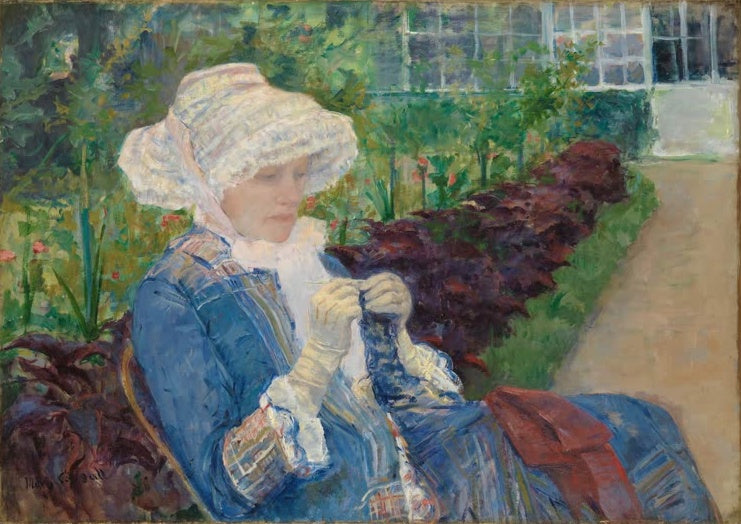 Frau mit weißer Haube und blauer Jacke häkelt im blühenden Garten – Mary Cassatt Lydia häkelt im Garten bei Marly Kunstkopie