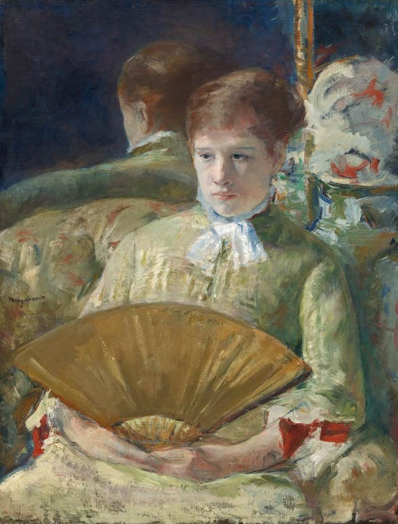 Junge Frau in grünem Kleid sitzt mit aufgeschlagenem Fächer vor einem Spiegel – Mary Cassatt Miss Mary Ellison Kunstkopie