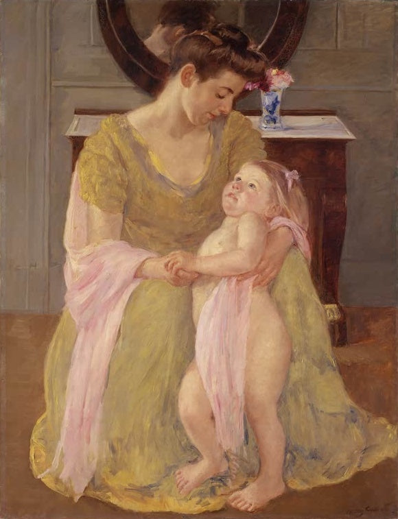 Mutter in gelbem Kleid hält ihr nacktes Kind an den Händen – Mary Cassatt Mutter und Kind mit einem rosa Schal Kunstkopie
