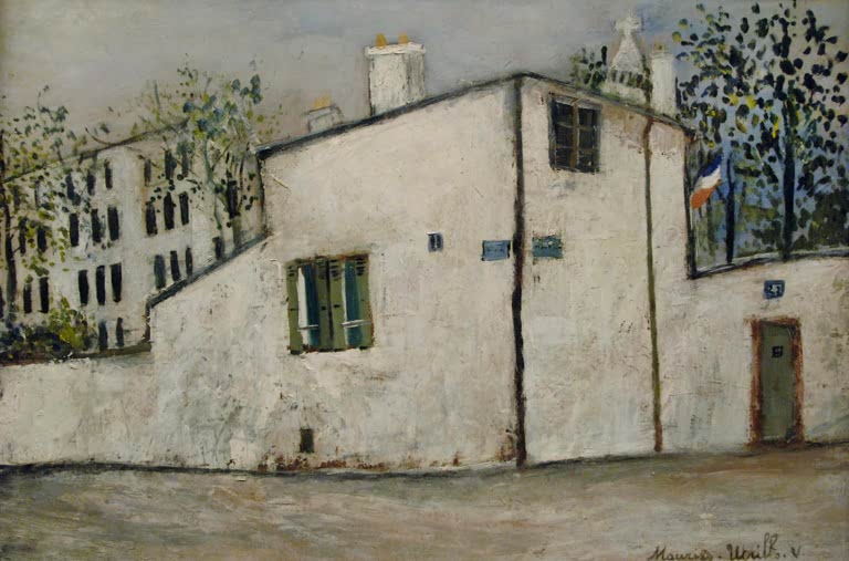 Weiß verputztes Haus an einer Mauer mit Fahne und kahlen Bäumen – Maurice Utrillo Das Haus von Berlioz Kunstkopie