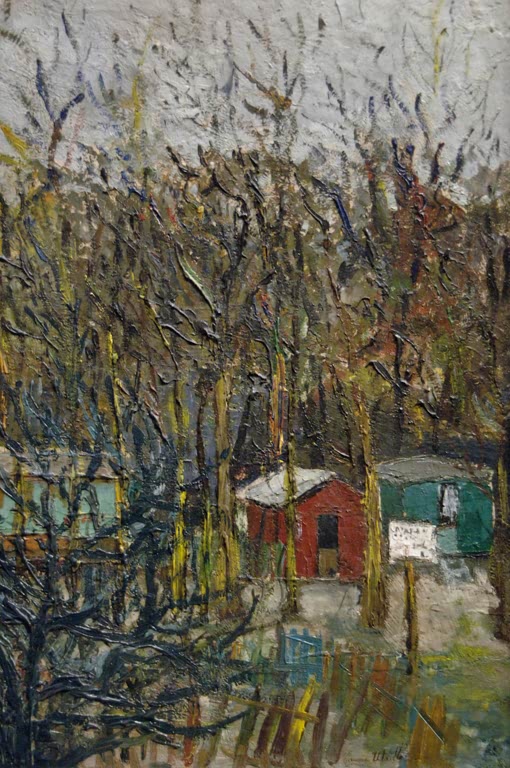 Dichtes Geäst vor einer roten und einer grünen Hütte unter grauem Himmel – Maurice Utrillo Die Butte Pinson Kunstkopie