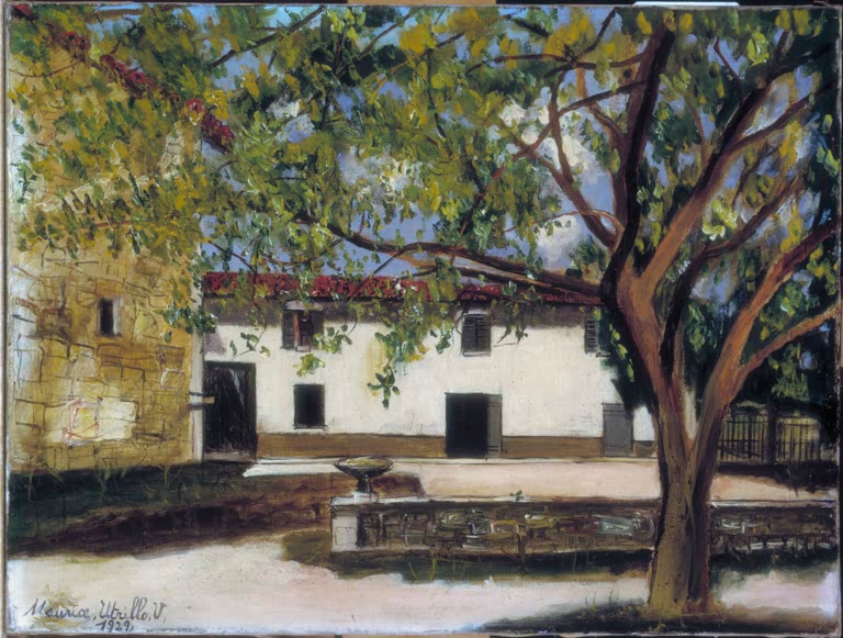 Weißes Bauernhaus hinter einem großen Baum und Brunnen im Hof – Maurice Utrillo Hof eines Bauernhauses in Limas Kunstkopie