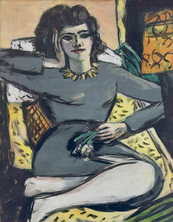 Frau in grauem Kleid mit Nelken liegt auf gelbem Sofa – Max Beckmann Ruhende Frau mit Nelken Bildnis Quappi Kunstkopie