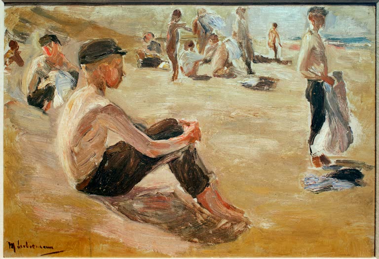 Badende Knaben sitzen und stehen sonnenbeschienen am sandigen Strand – Max Liebermann Badende Knaben Kunstkopie