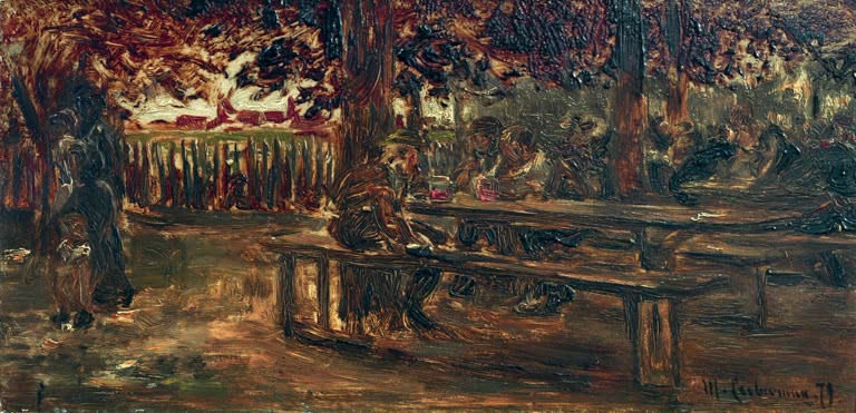 Biergarten mit Holztischen unter rotbraunen Bäumen im Abendlicht – Max Liebermann Biergarten in Etzenhausen Kunstkopie