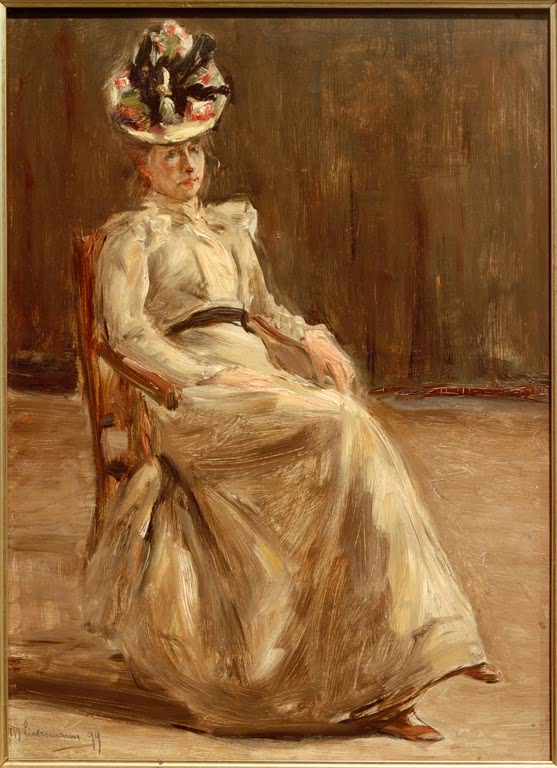 Sitzende Dame in hellem Kleid mit großem Hut auf einem Holzstuhl – Max Liebermann Bildnis einer sitzenden Dame Kunstkopie