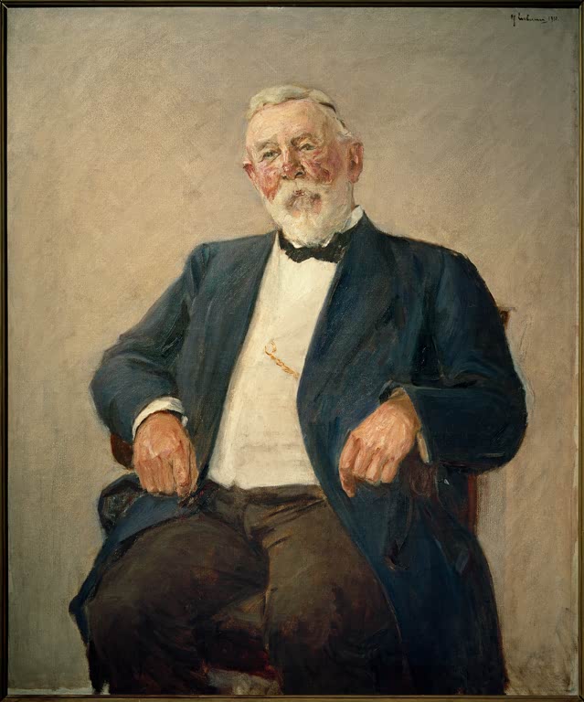 Älterer Herr mit weißem Bart in blauem Jackett sitzt, Kniestück – Max Liebermann Bildnis Friedrich Kuhnt Kunstkopie