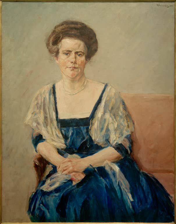 Sitzende Frau im blauen Kleid mit weißem Schal, Hände gefaltet – Max Liebermann Bildnis Maria Newman Kunstkopie