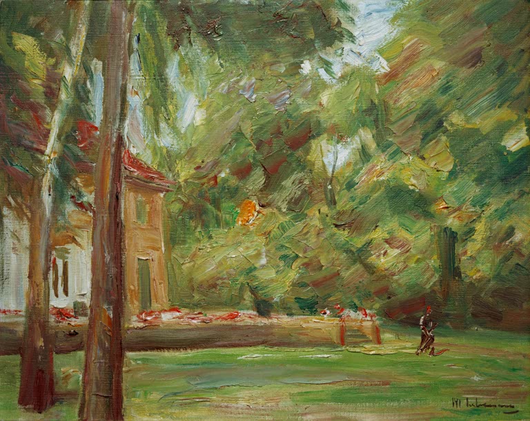 Birkenstämme rahmen den Blick auf Rasen, Blumenbeete und ein Gartenhaus – Max Liebermann Blick aus der Birkenallee Kunstkopie