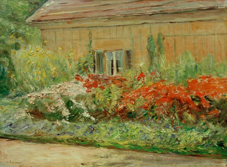 Rote Blumenbeete vor einem Holzhaus mit hellem Dach – Max Liebermann Blumenstauden am Gärtnerhäuschen nach Norden Kunstkopie