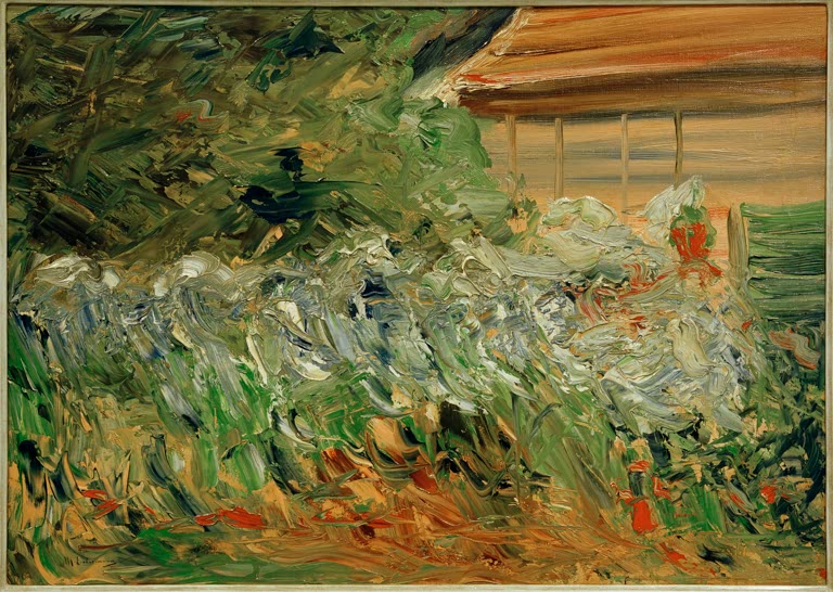Blaue und weiße Stauden vor Gartenhäuschen mit hellem Dach – Max Liebermann Blumenstauden am Gärtnerhäuschen Kunstkopie