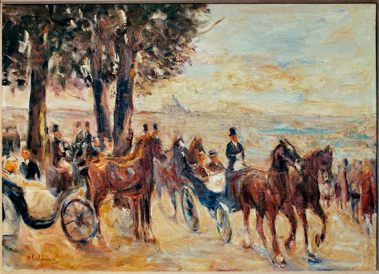 Kutschen und Reiter unter Bäumen auf einer Promenade mit Stadtblick – Max Liebermann Corso auf dem Monte Pincio Kunstkopie