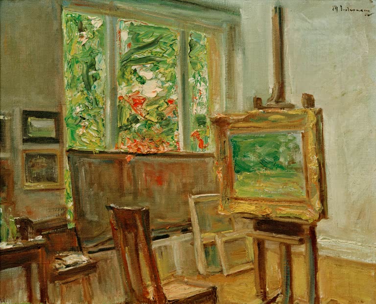 Lichtdurchflutetes Atelier mit Staffelei und Stühlen vor blühendem Garten – Max Liebermann Das Atelier in Wannsee Kunstkopie