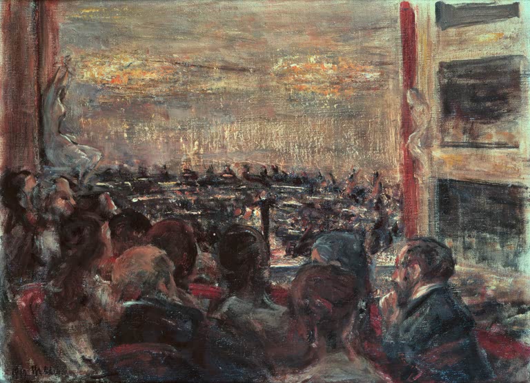 Dunkler Konzertsaal mit Publikum im Vordergrund und fernem Orchester im Lichterglanz – Max Liebermann Das Konzert Kunstkopie