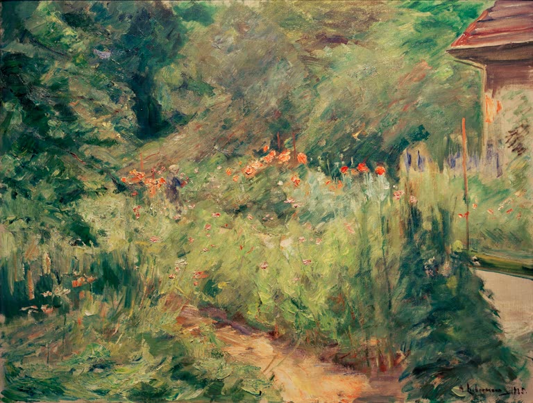 Üppiges Gartenbeet mit roten Blüten und Gräsern, rechts rotes Dach – Max Liebermann Der Nutzgarten in Wannsee Kunstkopie