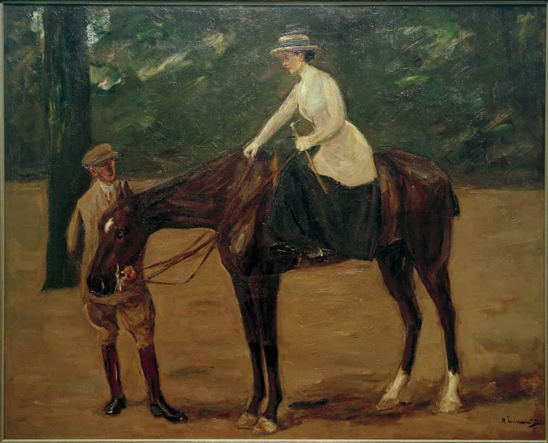 Frau in weißer Bluse zu Pferd, daneben ein Stallbursche – Max Liebermann Des Künstlers Tochter zu Pferde Kunstkopie