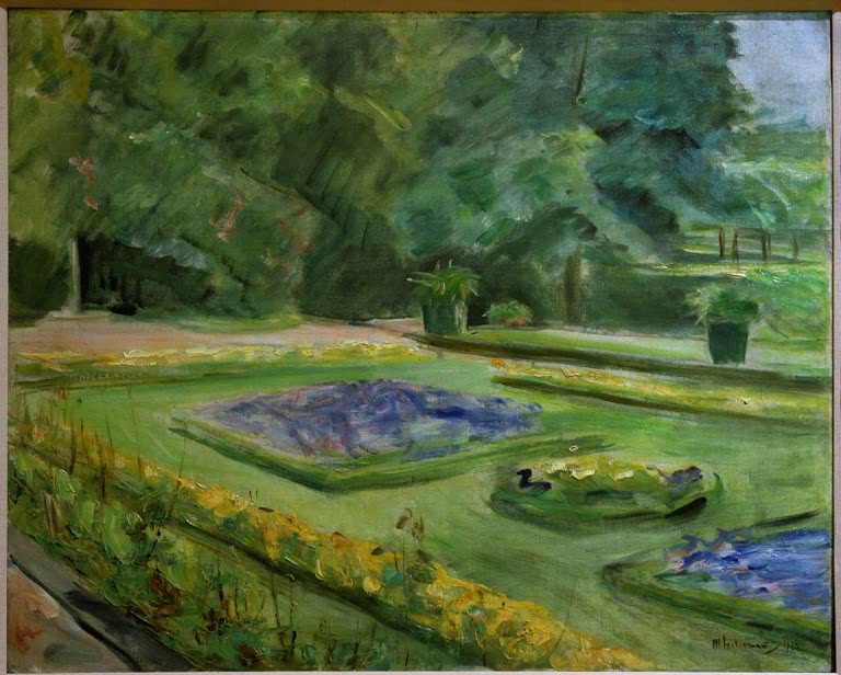 Gartenanlage mit Rasen und blauen Blumenbeeten vor Bäumen – Max Liebermann Die Blumenterrasse im Wannseegarten Kunstkopie
