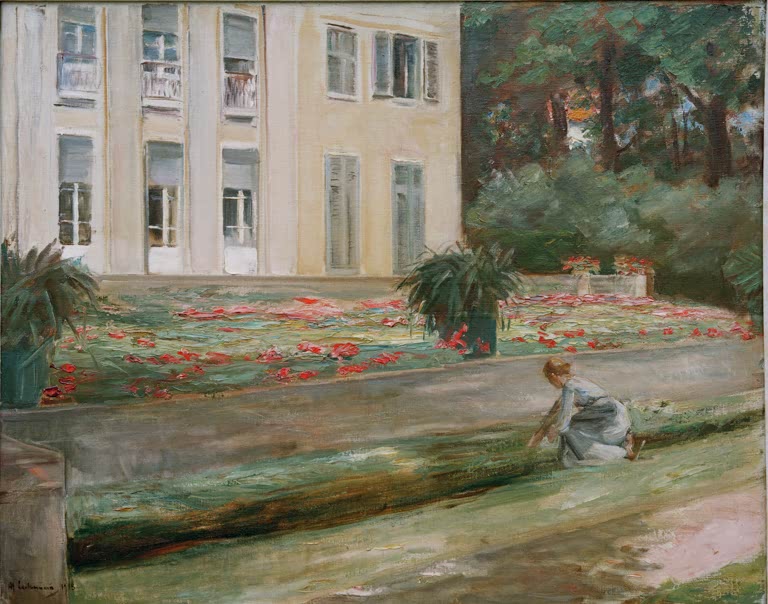 Blühende Beete vor der hellen Villa, eine Gärtnerin kniet – Max Liebermann Die Blumenterrasse im Wannseegarten Kunstkopie