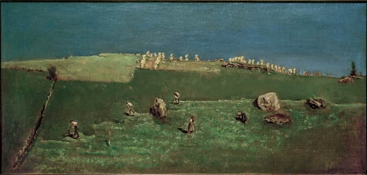 Weite grüne Wiese mit Heuhaufen und fernen Mähern, blauer Himmel – Max Liebermann Die Mäher – Heuernte in Tirol Kunstkopie