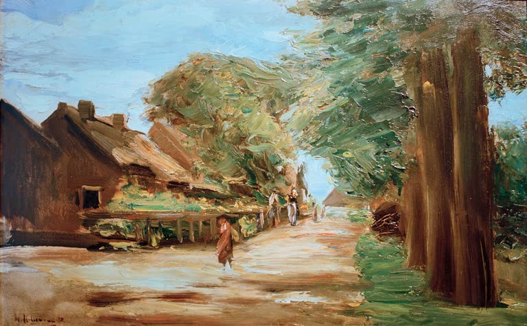 Sonnige Dorfstraße mit Reetdachhaus, hohen Bäumen und kleiner Figur – Max Liebermann Dorfstraße in Laren Kunstkopie