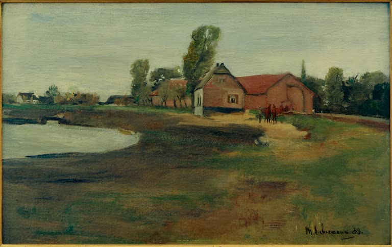 Rotes Bauernhaus mit Bäumen hinter einem Teich auf grüner Wiese – Max Liebermann Dorfstraße in Militsch Kunstkopie