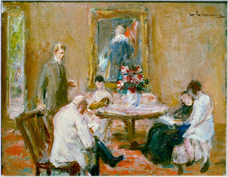Familie am runden Tisch in einem Zimmer, an der Wand ein gerahmtes Gemälde – Max Liebermann Familie Liebermann Kunstkopie