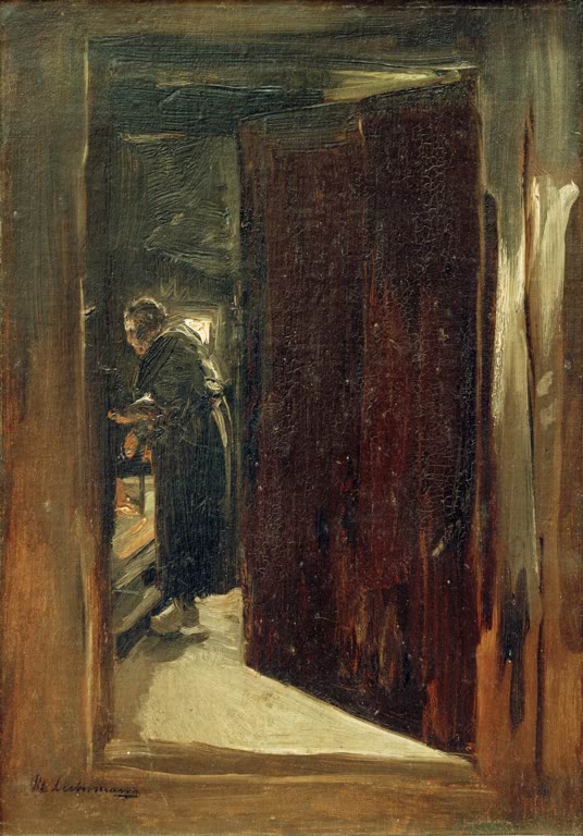 Frau steht in dunkler Küche vor offener Tür mit hellem Lichtfall – Max Liebermann Frau in der Küche Kunstkopie