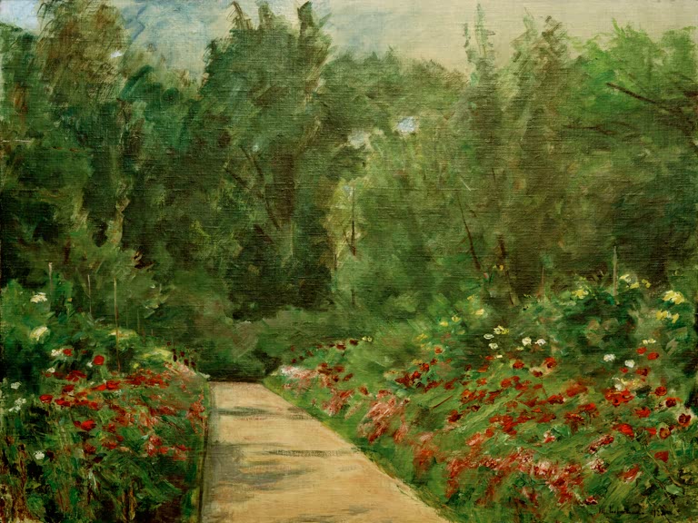 Sandweg zwischen blühenden Beeten vor dichtem grünem Baumbestand – Max Liebermann Gartenbeete mit Weg und Blumen Kunstkopie