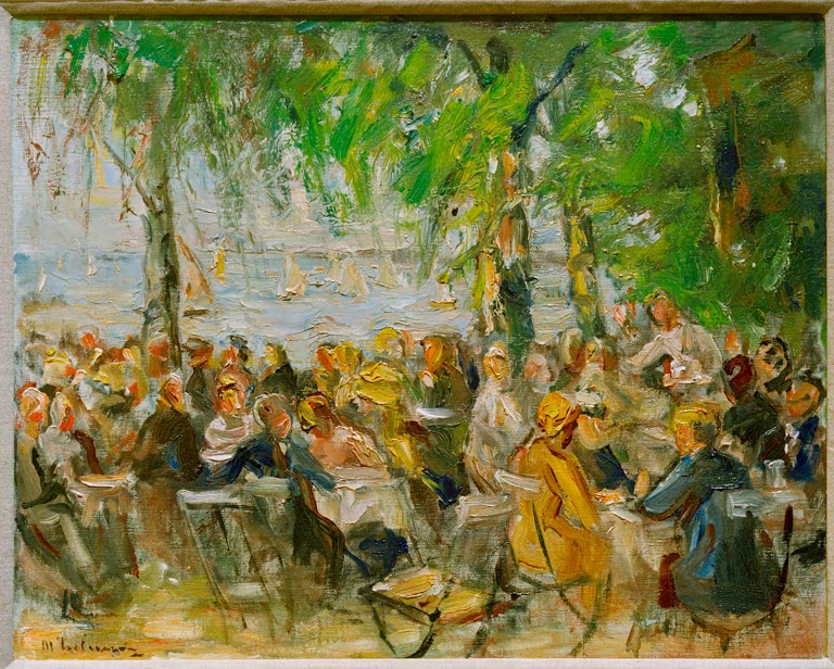 Gäste an Tischen eines Gartenlokals unter grünen Bäumen am Wasser – Max Liebermann Gartenlokal an der Havel Kunstkopie