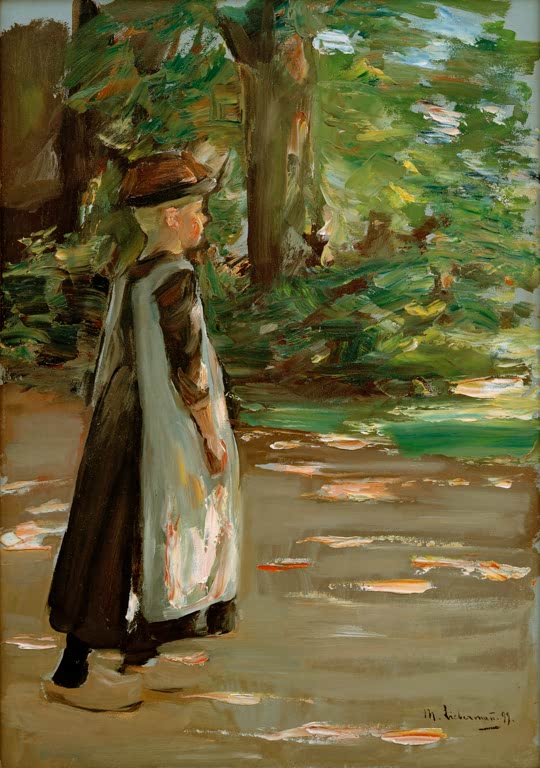 Mädchen in langer Schürze und Holzschuhen geht durch einen sonnigen Park – Max Liebermann Gehendes Mädchen Kunstkopie