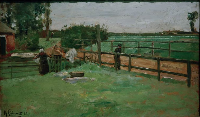Wiese mit Holzzaun und Wäsche zum Bleichen vor einem Gehöft – Max Liebermann Gehöft an der Dorfstraße Kunstkopie