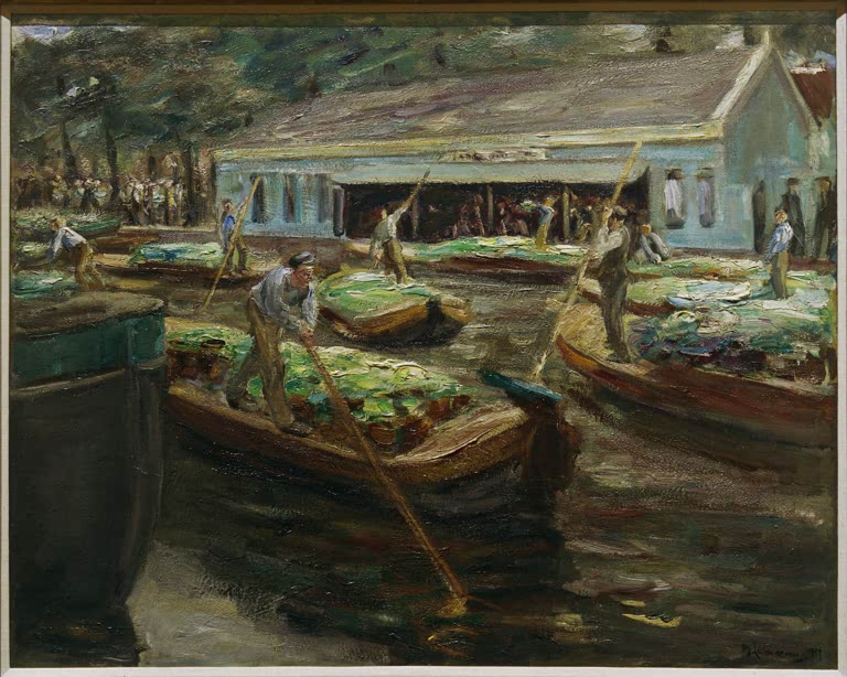 Gemüsekähne mit Händlern an einem Kanal vor einem hellen Schuppen – Max Liebermann Gemüsemarkt in Delft Kunstkopie