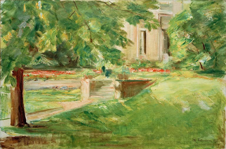 Sonnige Gartenterrasse mit Rasen und Bäumen vor hellem Haus – Max Liebermann Haus und Terrasse nach Südwesten Kunstkopie