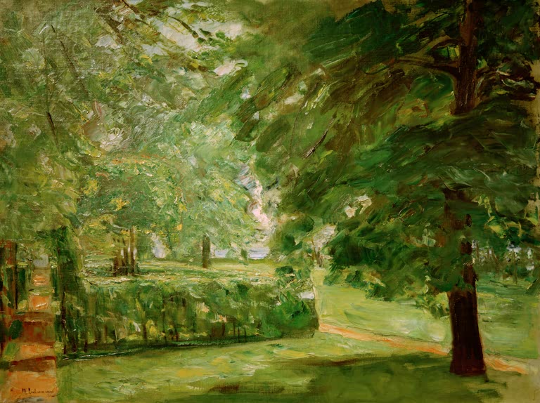 Schattige Baumkronen über einem Rasenweg mit Hecke im Gartenlicht – Max Liebermann Heckengärten in Wannsee Kunstkopie