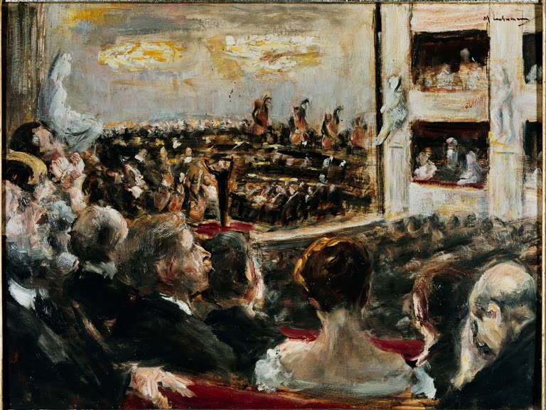 Orchester auf der Bühne, davor Zuhörer und im Hintergrund Logenpublikum – Max Liebermann Im Konzert Kunstkopie