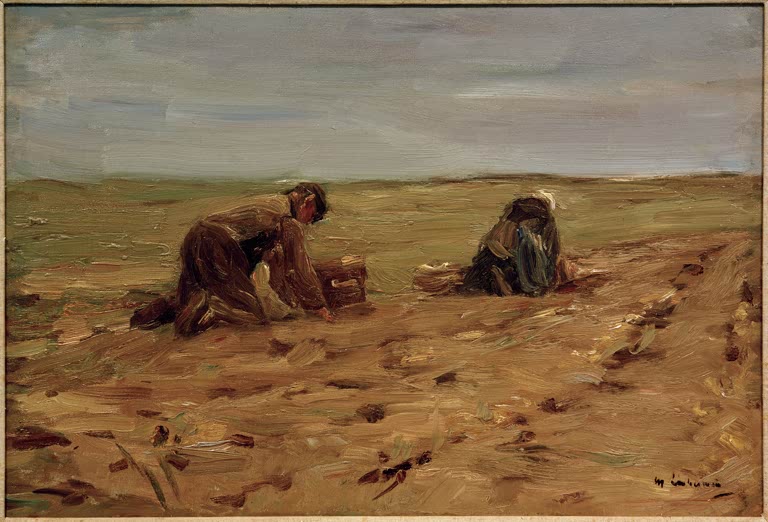 Zwei Kartoffelsammlerinnen gebückt auf einem weiten braunen Feld – Max Liebermann Kartoffelernte in den Dünen Kunstkopie