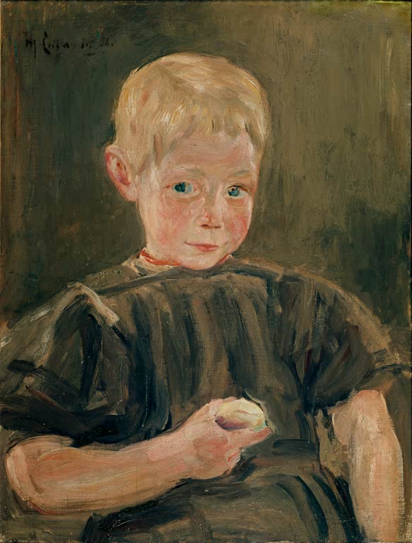 Blondes Kind in dunklem Kleid hält einen Apfel vor olivgrünem Hintergrund – Max Liebermann Kind mit Apfel Kunstkopie