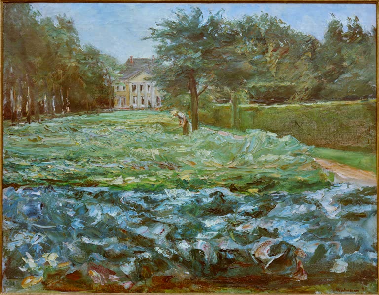 Blaugrünes Kohlfeld vor einer weißen Villa hinter Bäumen – Max Liebermann Kohlfeld im Wannseegarten nach Westen Kunstkopie
